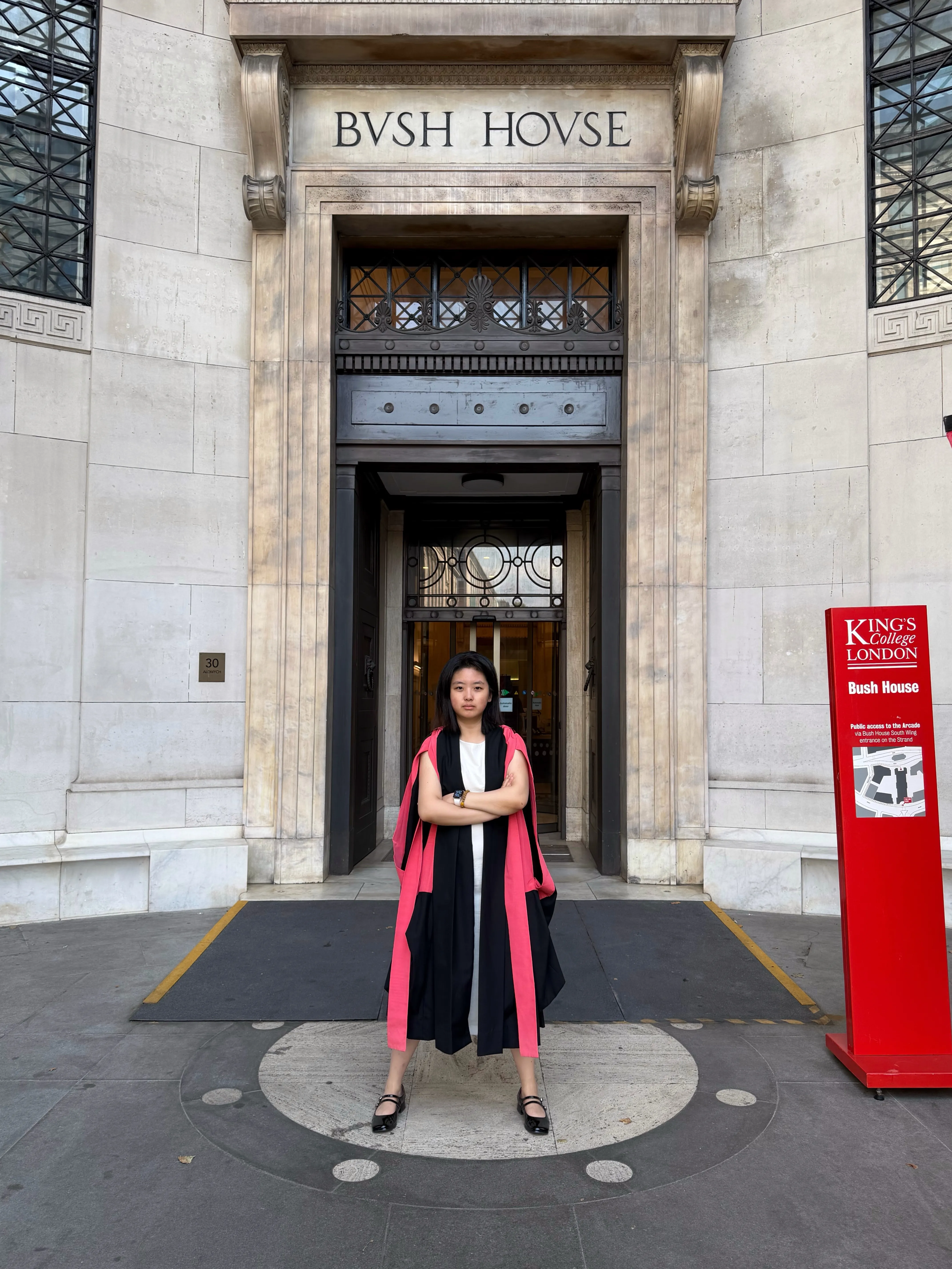 许晓珂在伦敦国王学院 Bush House 毕业留影